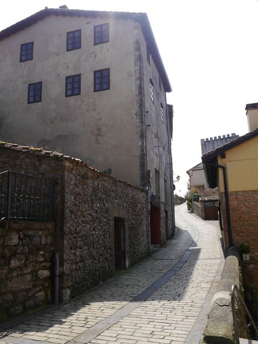 La calle que sube al castillo. La casa está en el primer piso desde aquí