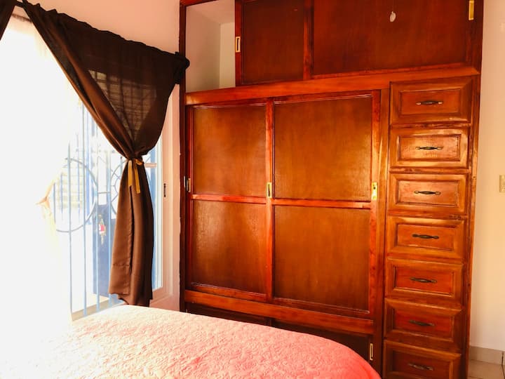 2号卧室、空调和2张双人床。 您的休息将是理想选择。 