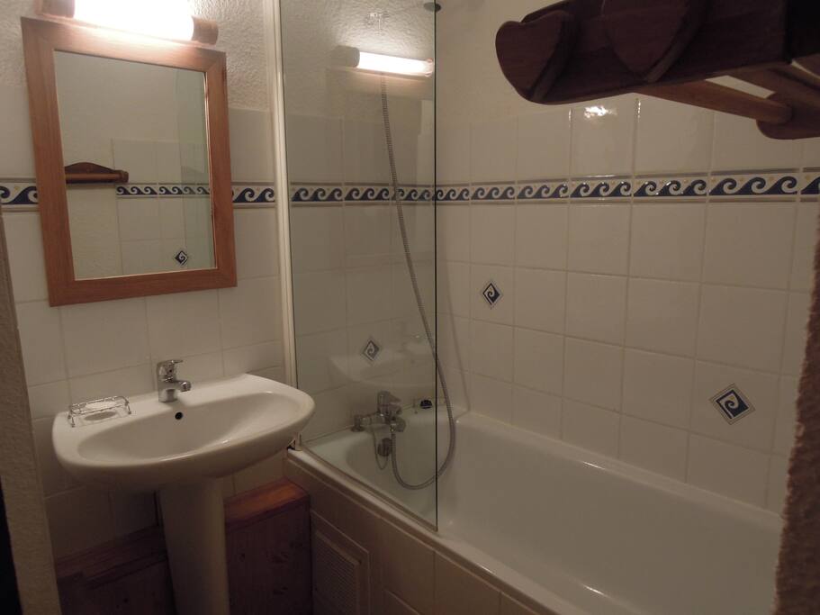 salle de bain avec wc