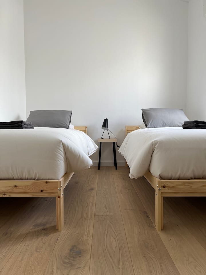 Dormitorio cómodo, con dos camas individuales.