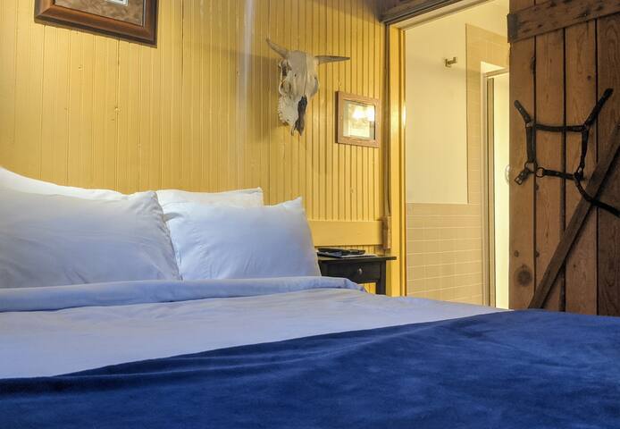 Cowboy Bunkhouse—Rustic Charm close to Downtown