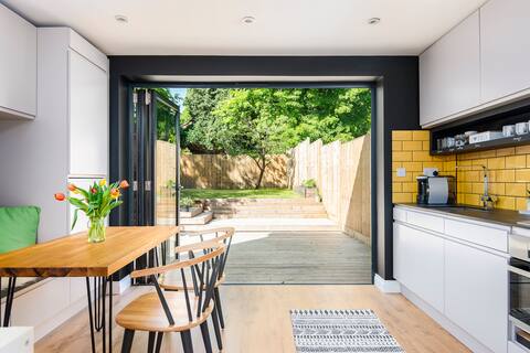 2 bed house, close to Town Centre