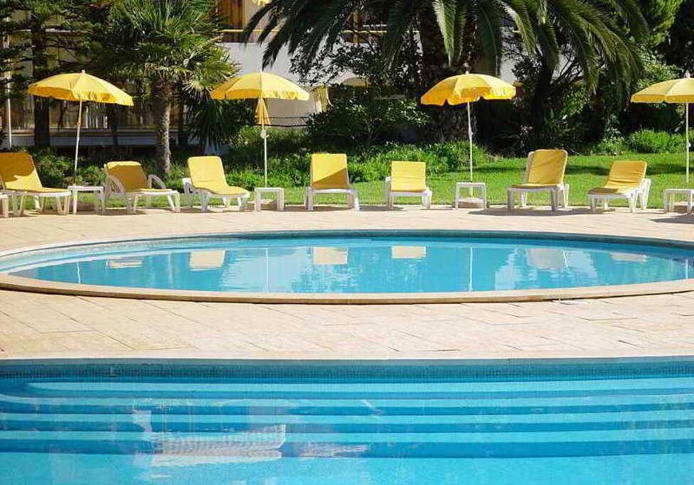Piscina exterior com espreguiçadeiras