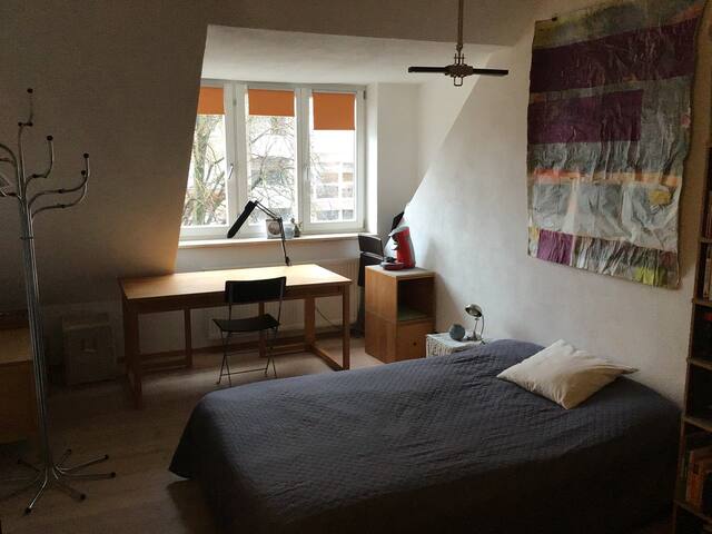 Freundliches, helles Gästezimmer mit Bad/WC