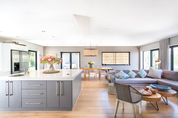 Exquisitely Designed Home on the Mountain in Constantia gallery image 2