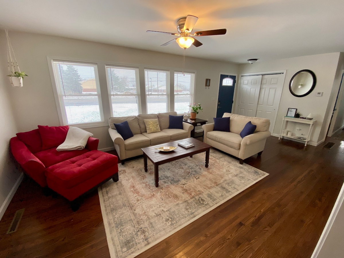 "Sehemu nzuri ya kukaa! Nyumba hii ya kupendeza iko karibu na mahali popote katika Rochester. Dakika chache kutoka katikati ya jiji, na sekunde kutoka kwa mikahawa kadhaa na uwanda wa ununuzi. Nyumba yenyewe ina starehe sana na ninasubiri kwa hamu kurudi."