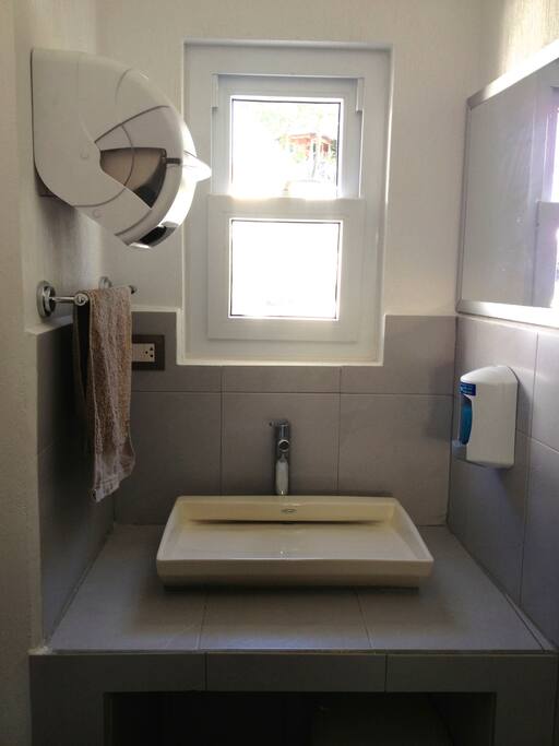 1 Bathroom and toilet in separate room
