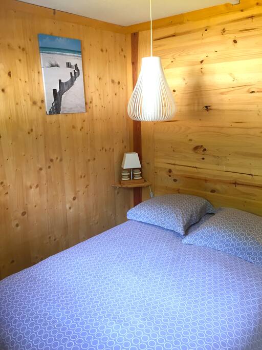 Chambre avec un lit 140