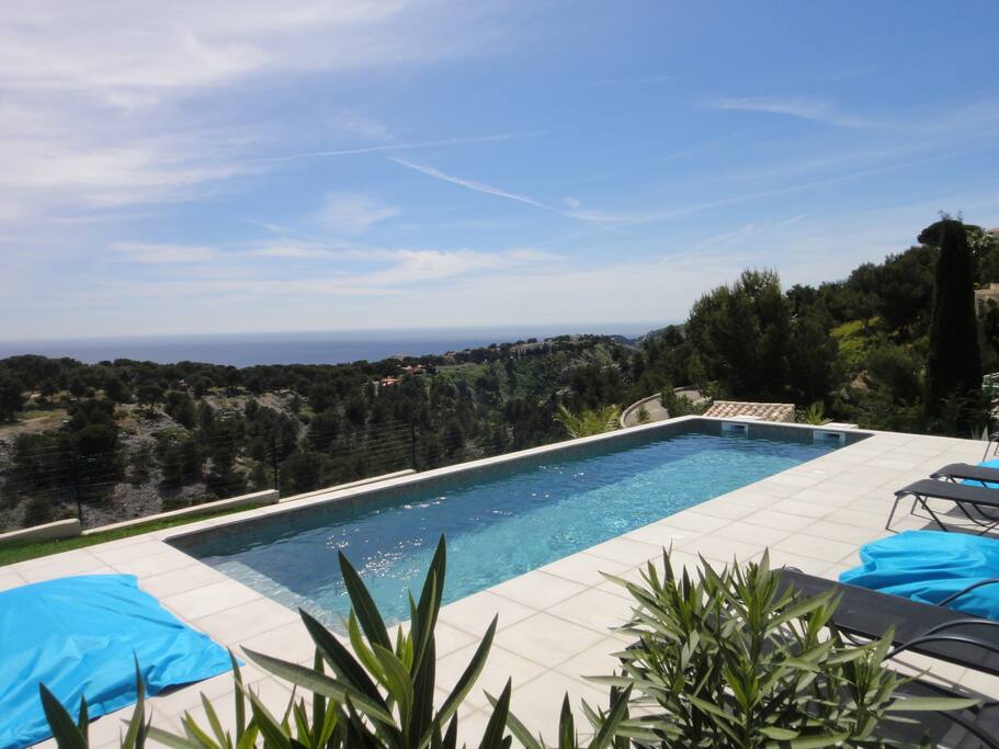 La piscine en mosaïque grise avec vue mer panoramique