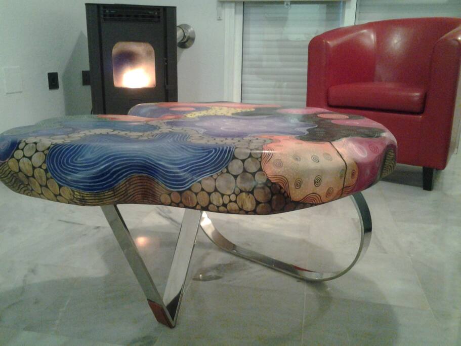 Mesa by Yan Kulak, una sola pieza pintada a mano