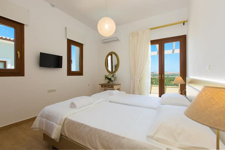 Villa I-Twin Sovrum med tillgång till balkongen!
