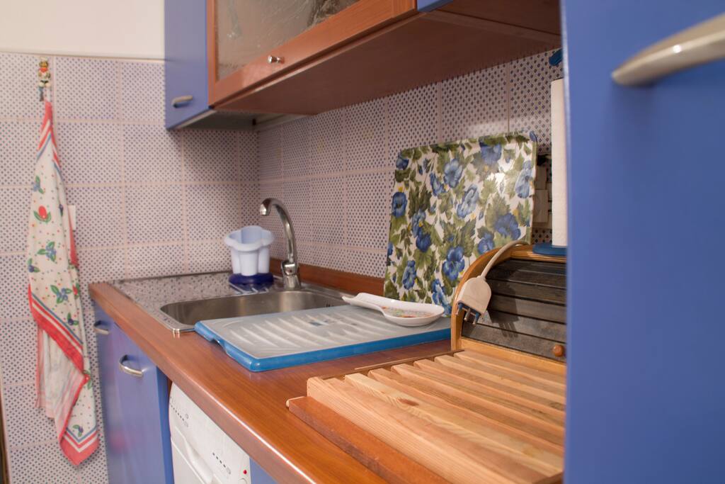 Cucina attrezzata con lavastoviglie