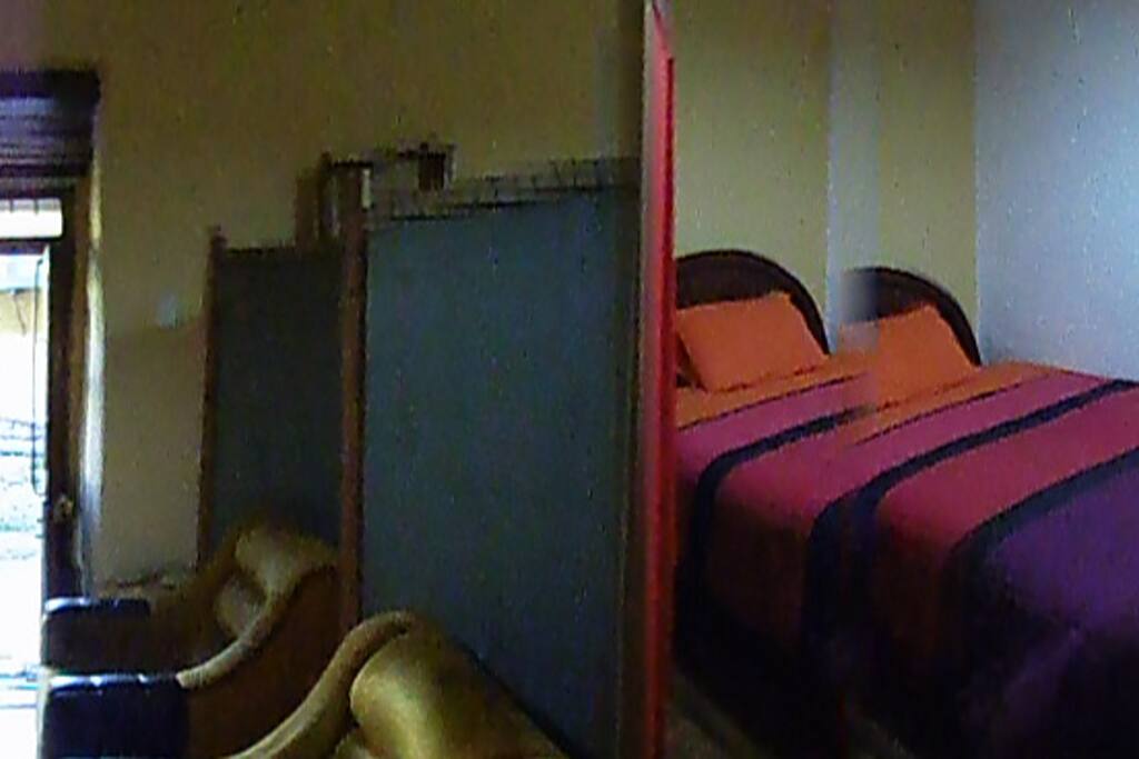 Apartamento para parejas matrimoniales en planta con baño privado kichenette, sala y comedor con TV.