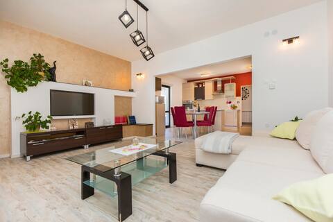 Top Airbnb: House Ria with pool ... in Gondolići