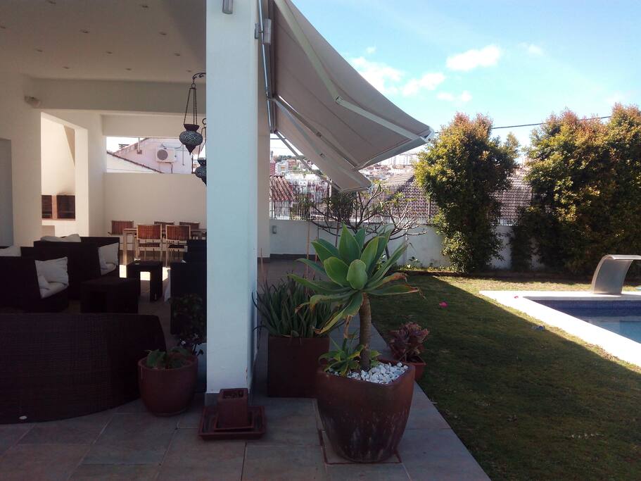 dispone de terraza cubierta para unas 40 personas sentadas