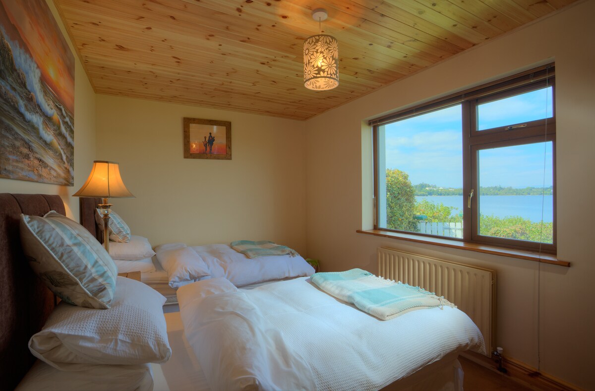 Habitación doble en la planta baja con hermosas vistas del lago y las colinas y montañas circundantes.