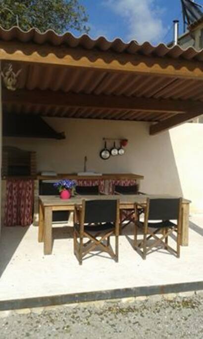 Outdoor kitchen