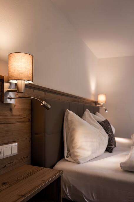 Doppelbett/ Zimmer 1