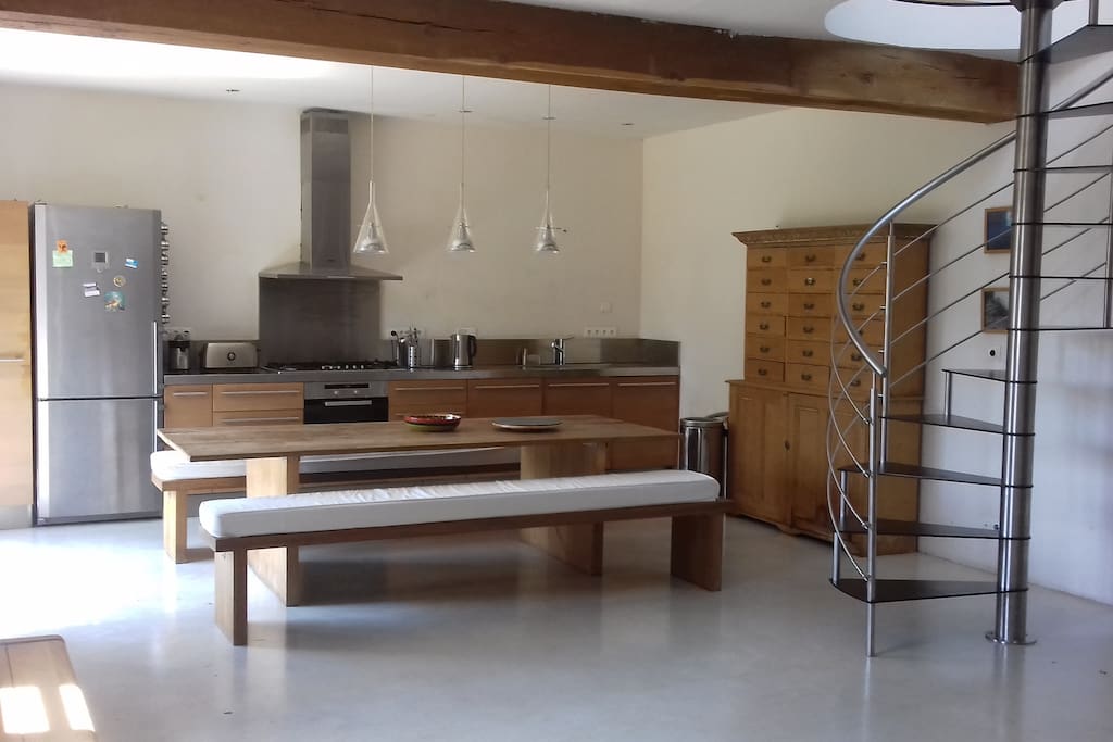Le salon côté cuisine avec l'escalier