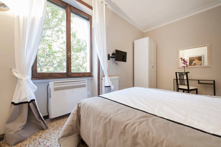 Authentic TrastevereApartment sleeps 6 2 bathroom gallery image 3