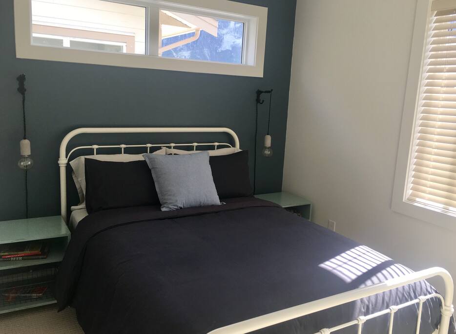 Private guest bedroom.