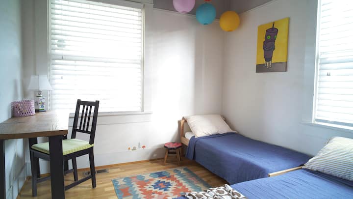 Dormitorio infantil con dos camas para niños pequeños