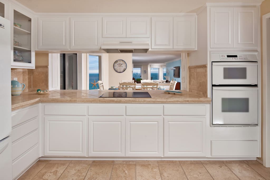 Breakfast to gourmet dinner with completely stocked kitchen and dinnerware
