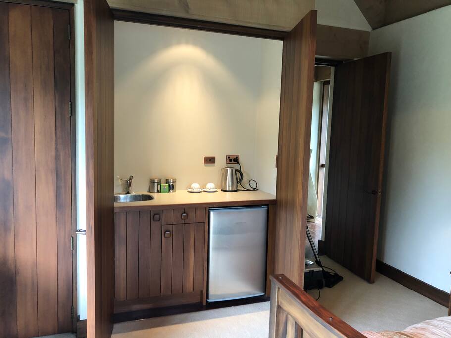 Guest amenities include sink, refrigerator and tea and coffee making facilities.