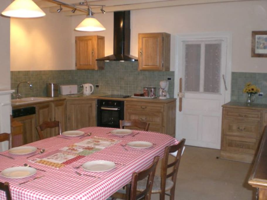 Fully fitted family sized kitchen