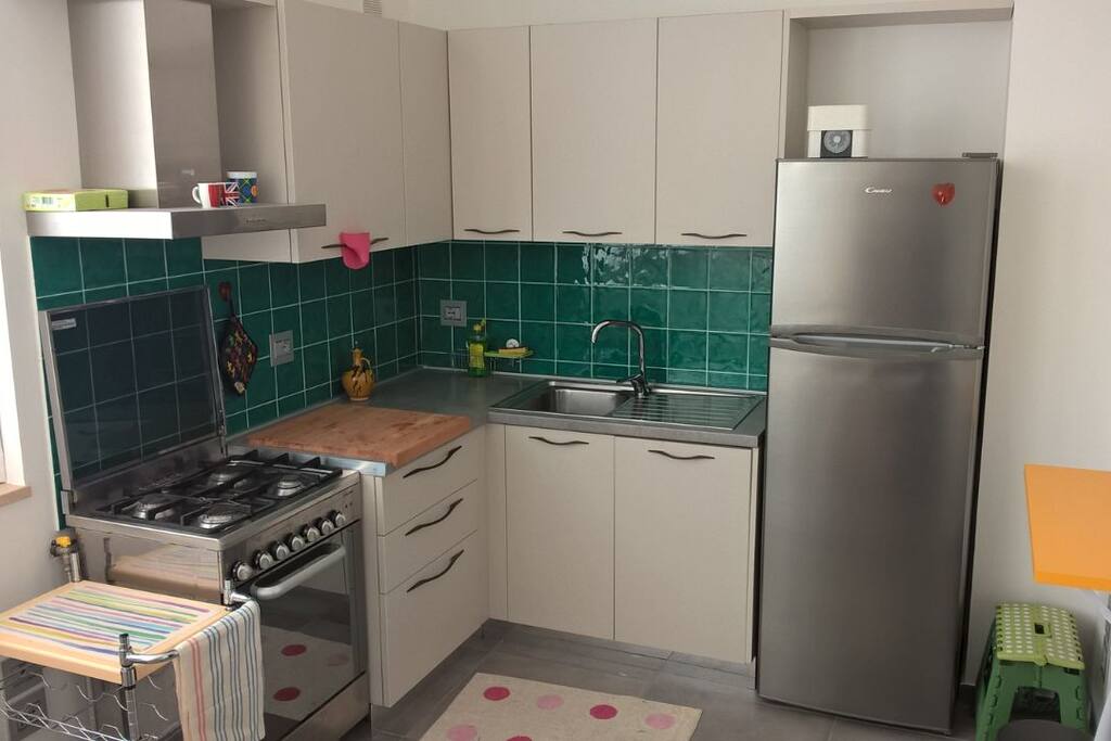 cucina con lavastoviglie