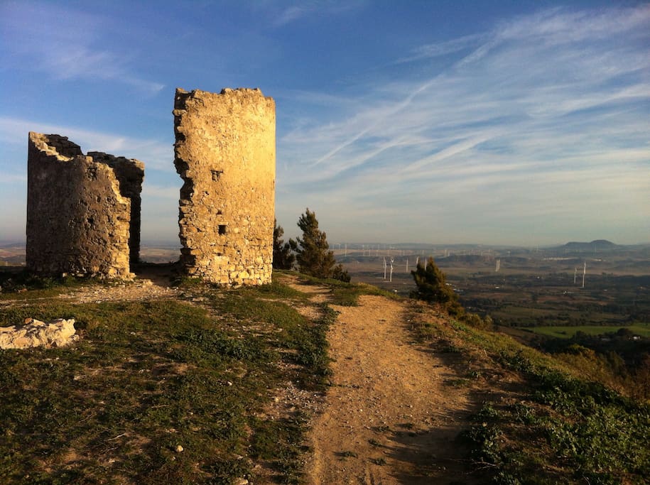 View across the countryside from the castle ruins - Vistas a través del campo de las ruinas del castillo.