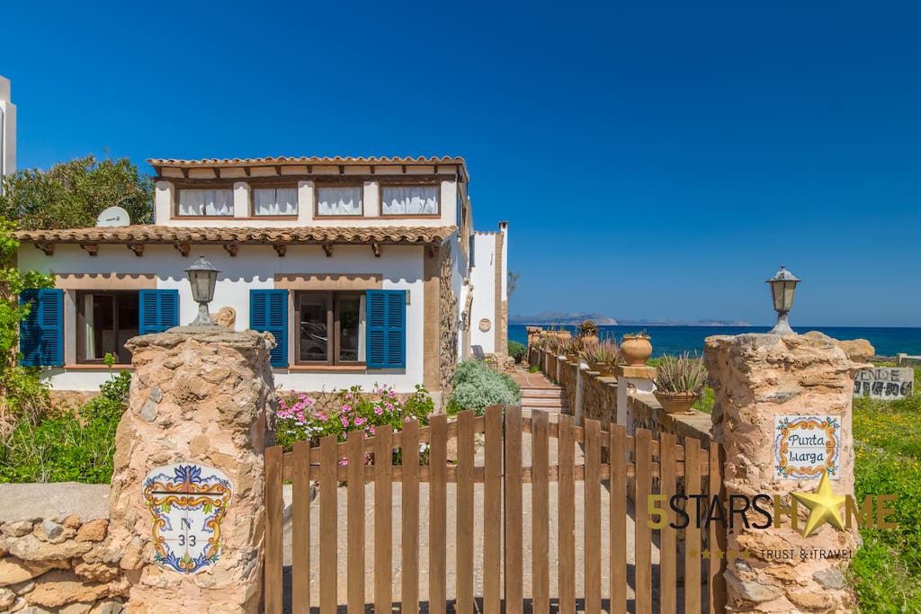 Holiday house in front of the sea