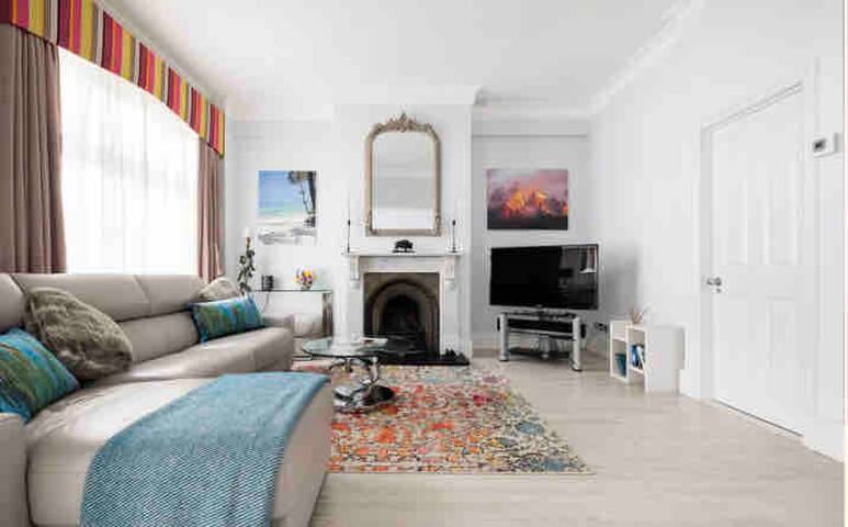 Luxury, Quiet Mews House, South Kensington SW7 gallery image 3