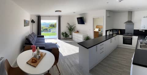 Uninterrupted countryside views. Immaculate cond.