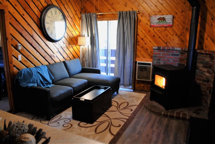 Best price in town!! Cozy Cabin Condo, Sleeps 6!