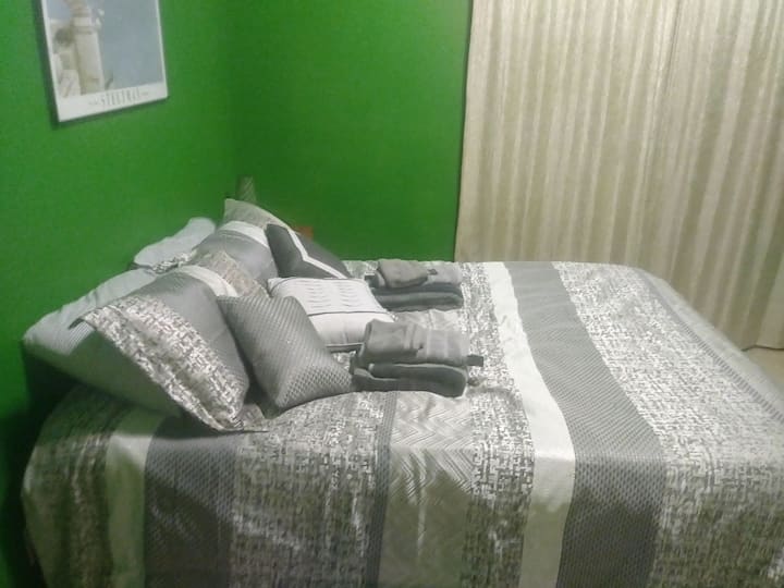 bedroom 5 queen bed