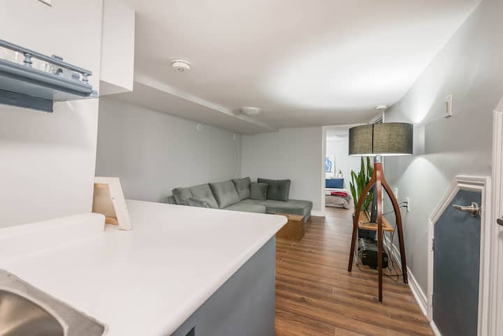 Изглед от кухнята към всекидневната. 