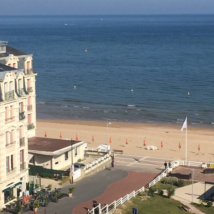 Vue plongeante sur la mer et la plage