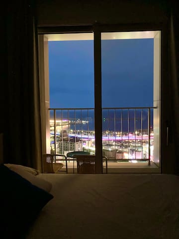 [Red hair Anne] # Healing spot # Skyscraper sea view & free Netflix # illy coffee provided