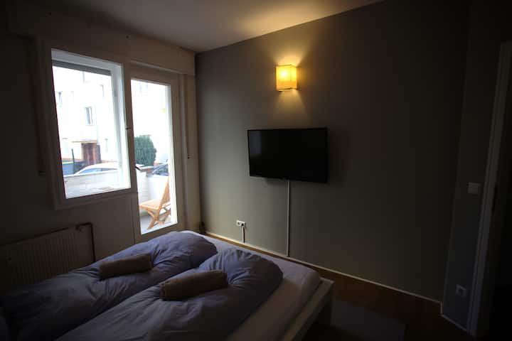 Televisores inteligentes de pantalla plana montados en la pared con cable, Netflix y Amazon preinstalados.