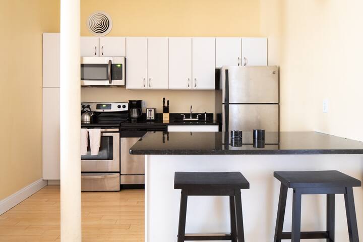 Large Ceilings | Centrally Located 4bed 2bath gallery image 2