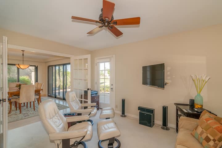 Chumba cha kulala cha 2 kina TV kubwa & 2 Ekorness Stressless viti  