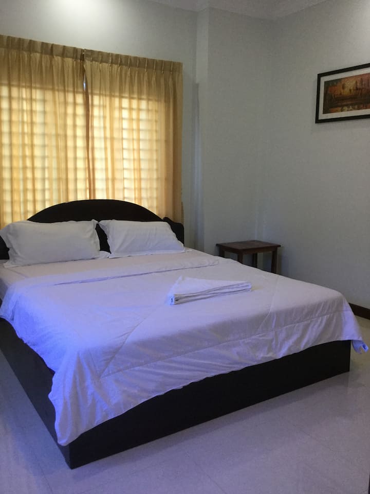 ห้องมาตรฐานเตียงใหญ่ (เตียงคิงไซส์ -15 $/คืน)