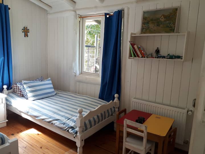 Საბავშვო ნაწარმოები.
1 ბუდის საწოლი და 1 ერთადგილიანი საწოლი