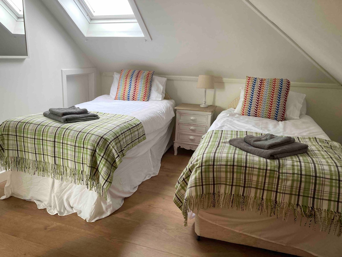 Upstairs bedroom twin beds