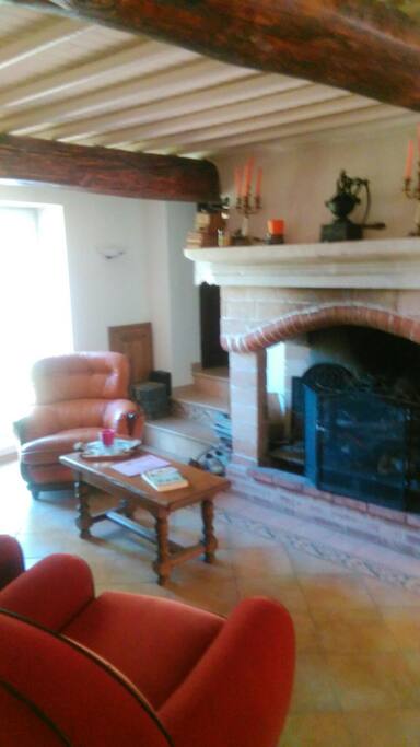 La cheminée dans le salon vous donnera tout le charme de cette demeure et le bien être