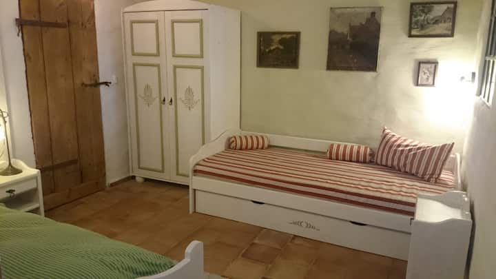 El segundo dormitorio interior con 2 camas individuales