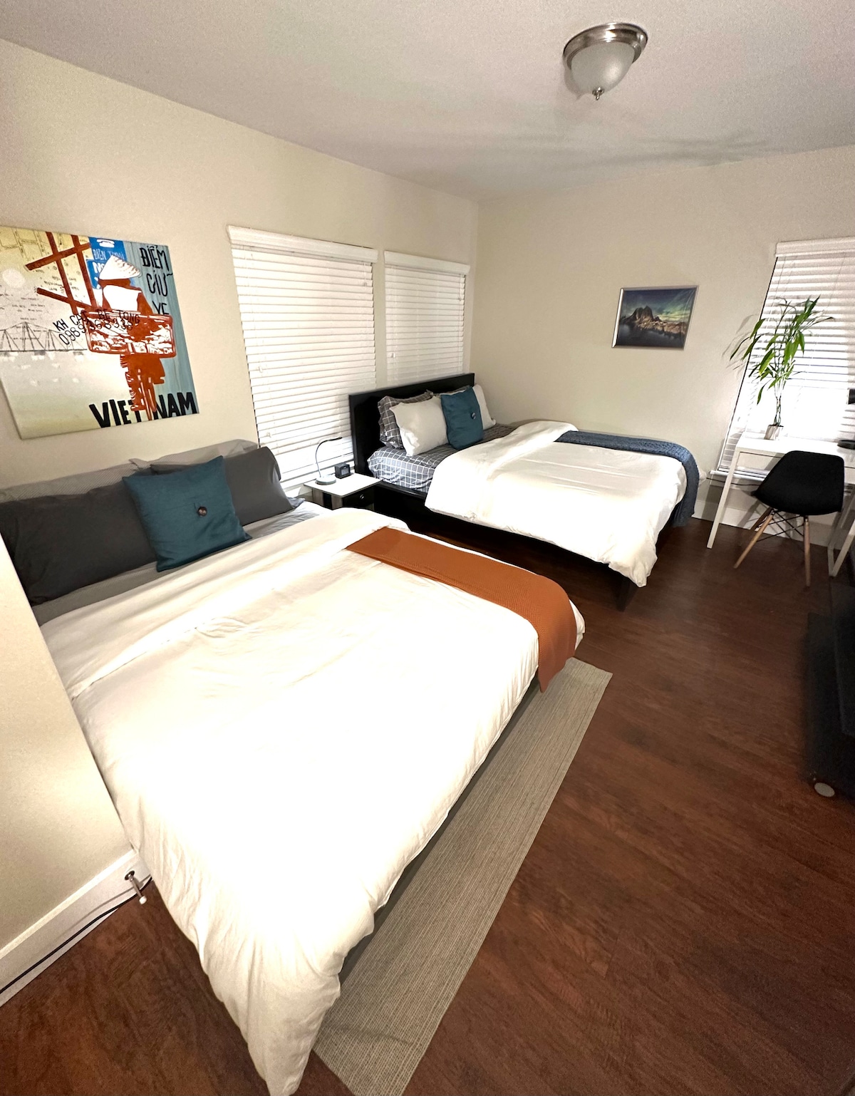 חדר שינה ראשי עם 2 מיטות קווין סייז. Fire - Stick TV כדי לצפות בכל התוכניות שלך! לחדר השינה הזה יש גם גישה פרטית לחצר האחורית.