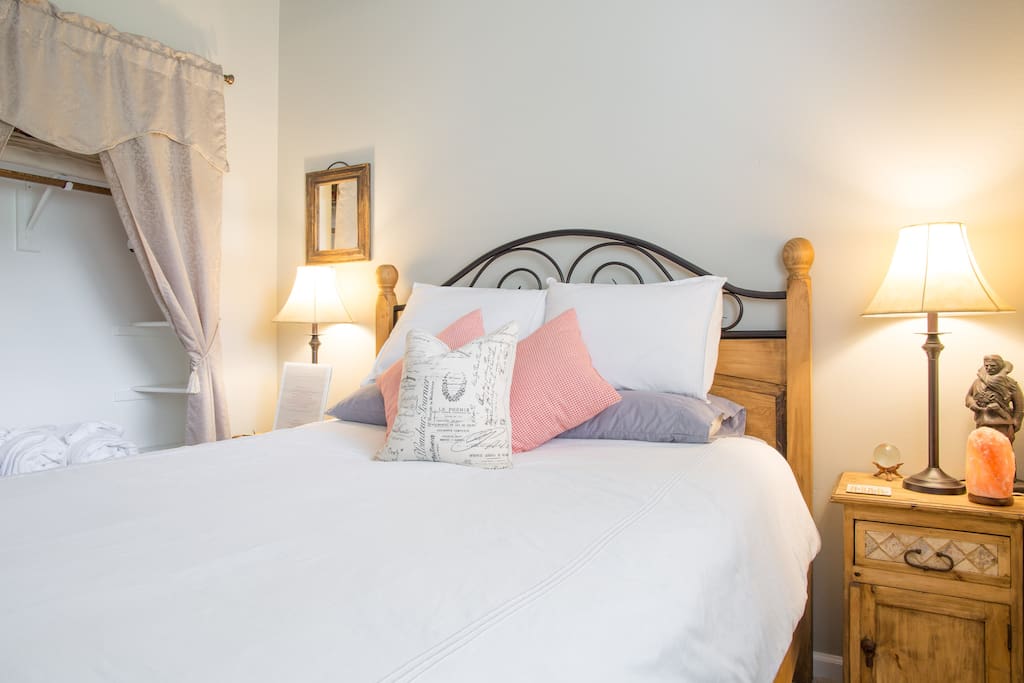 Comfortable queen bed with down alternative duvet and quality linens. Extra blankets provided in room.