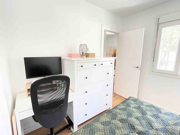 Уживајте во студиската соба, креветот може да се претвори во единечен за работно место во целосен простор со удобен канцелариски стол и монитор со HDMI кабел. Многу убава спална соба со поглед кон градината и клима уред